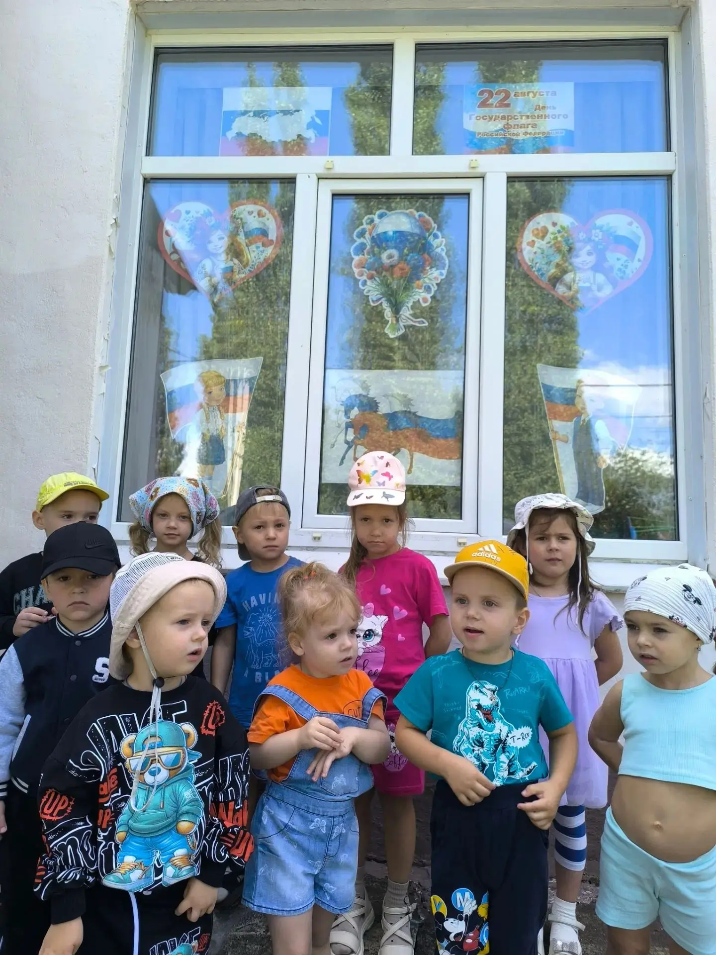 Воспитанники группы "Родничок"  участвуют во всероссийской акции "Флаг России в каждый ...