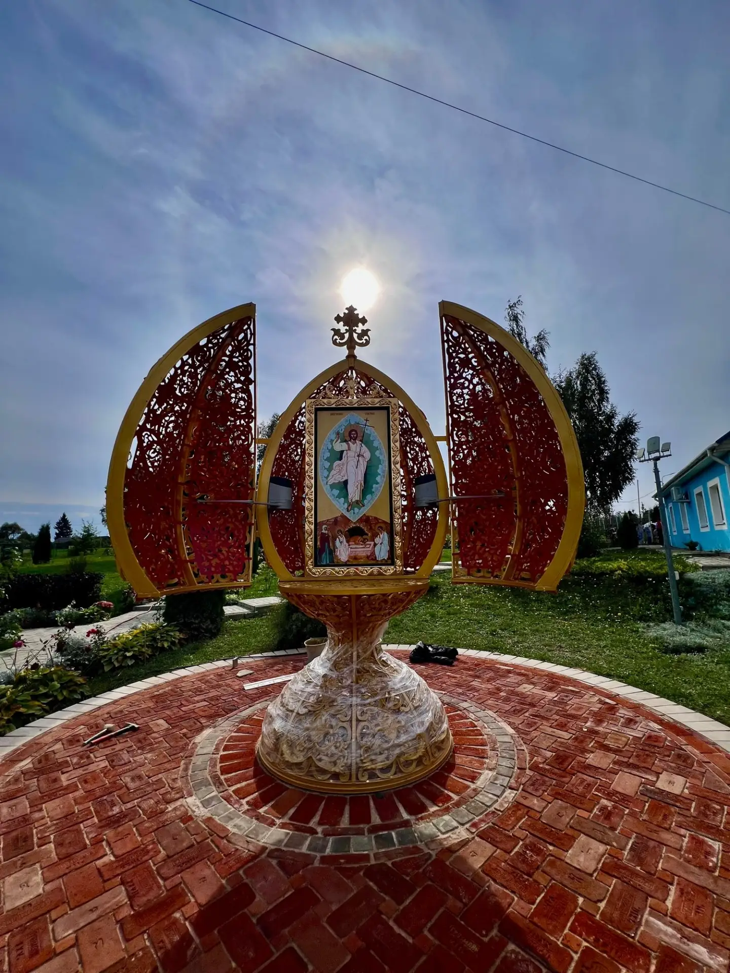 🌿 В Ловчиково установили арт-объект в виде пасхального яйца с иконой