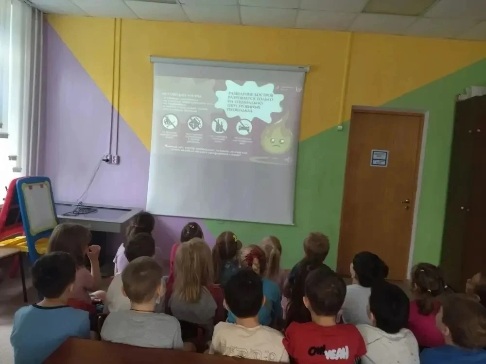 🧯ПОЖАРНАЯ БЕЗОПАСНОСТЬ!   👩‍🚒30 апреля - День Пожарной охраны!  В этот день мы провели в группах тем