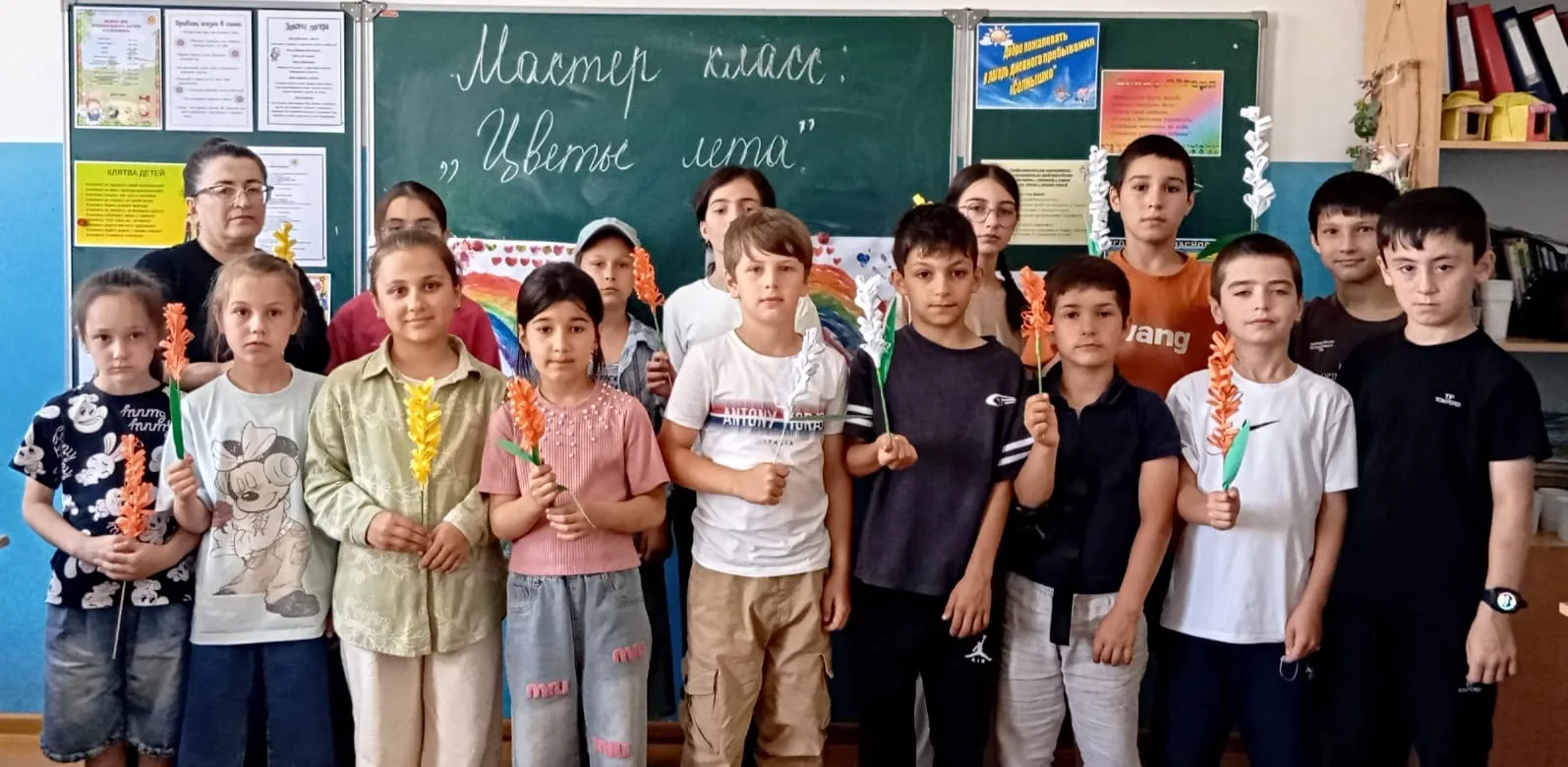 ✅Султанова А. Г. провела детям мастер-класс на тему «Цветы Лета». 🌻☀️
Она познакомила их с разнообр