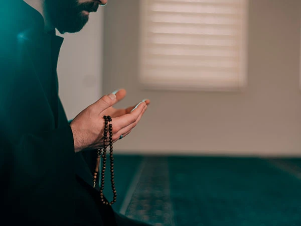 Вялость в поклонении

Иногда верующий сталкивается с состоянием, когда поклонение теряет свою сладос