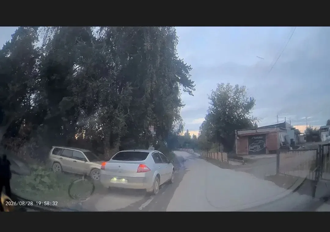 Сегодня у автомойки «Дельфин» произошла опасная ситуация на дороге 👇