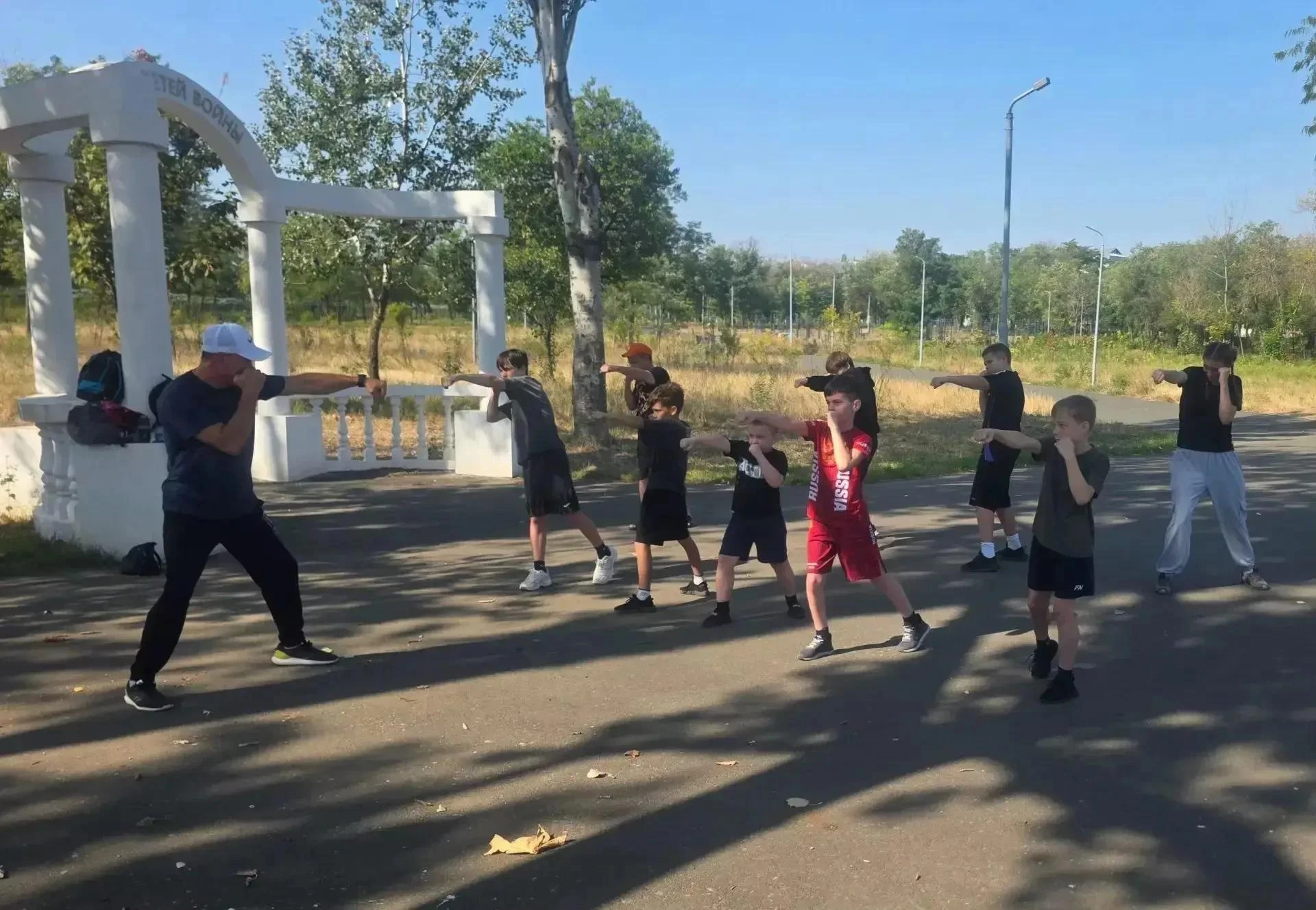 Для юных мариупольцев провели тренировку по самообороне на свежем воздухе