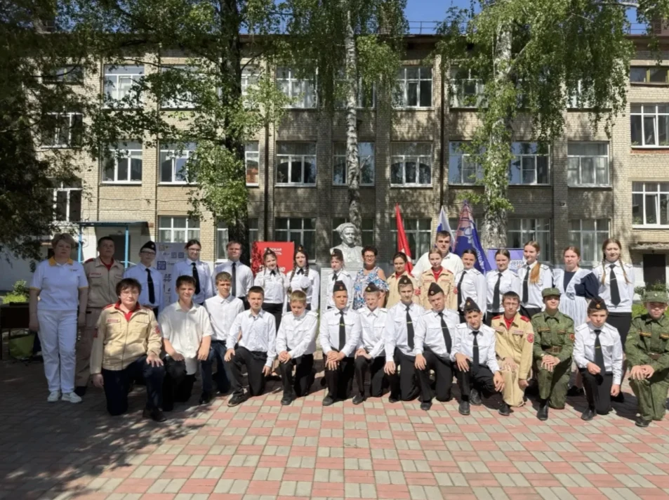 Во дворе школы № 43 прошёл яркий праздник «Орлята. Тимуровцы. Первые»  Торжество началось с посвящен