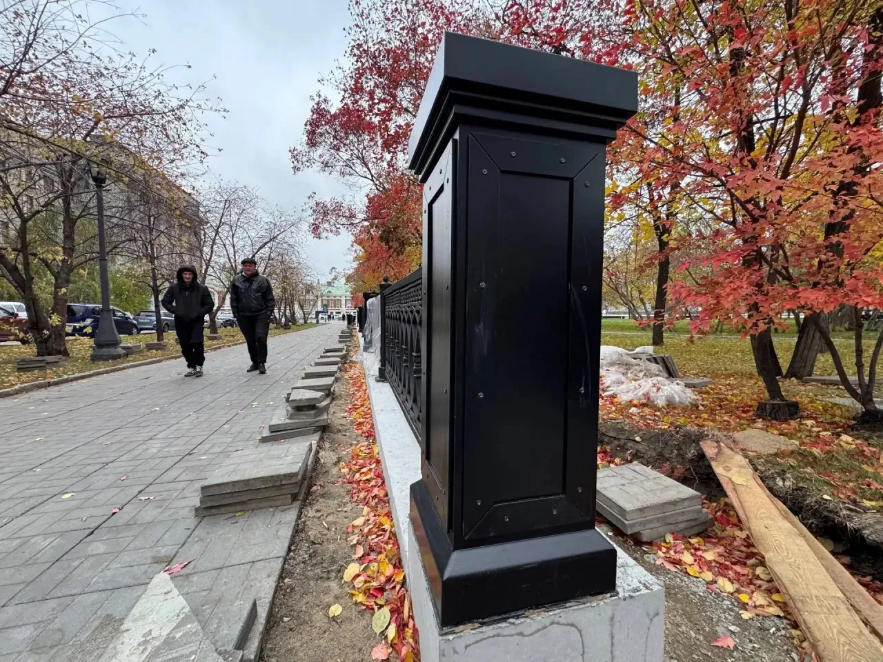 В Театральном сквере завершают реконструкцию чугунного ограждения