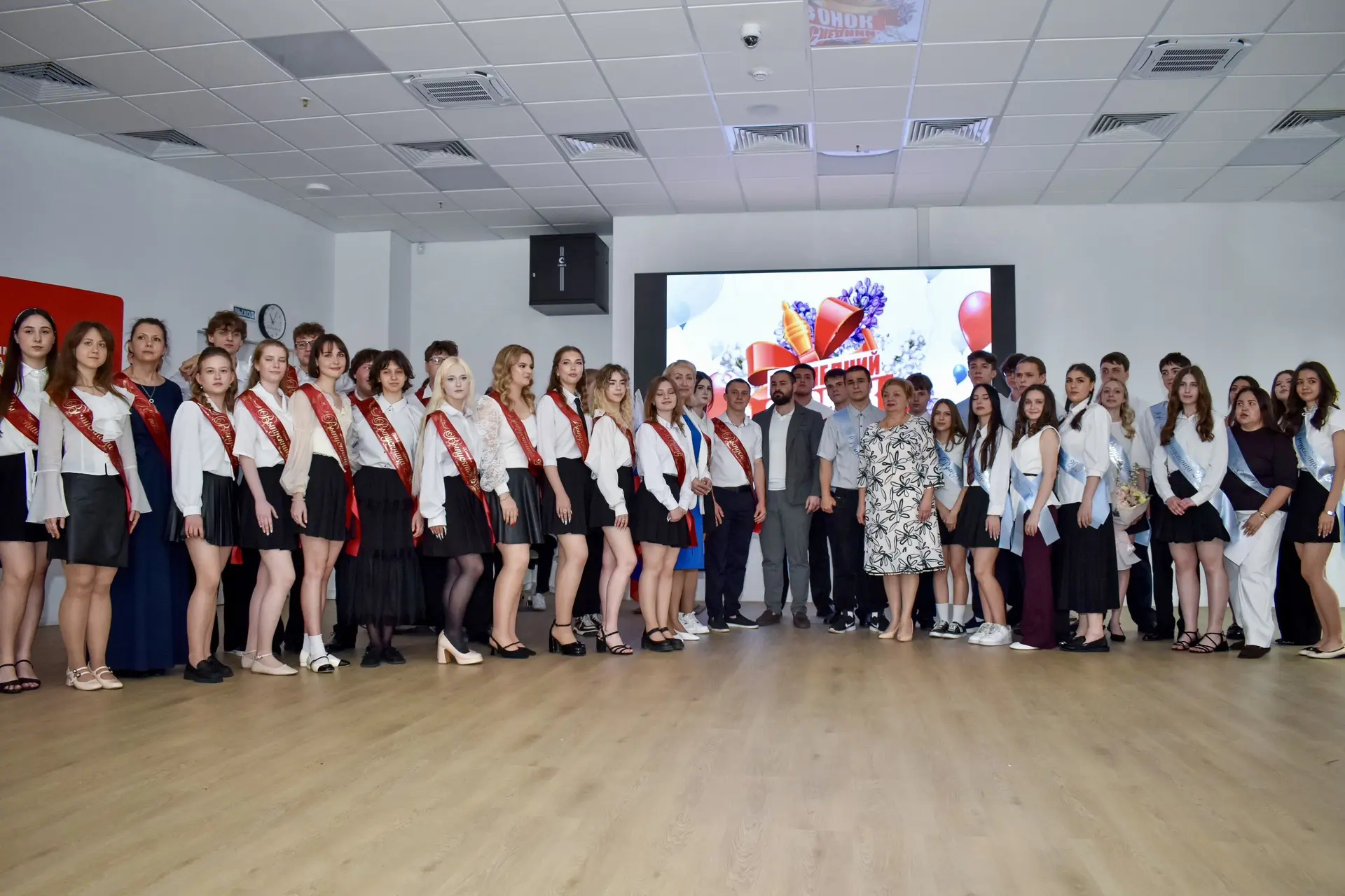 В этот день, ровно 12 лет назад, на репетиции выпускного вальса, я впервые услышал гул ...