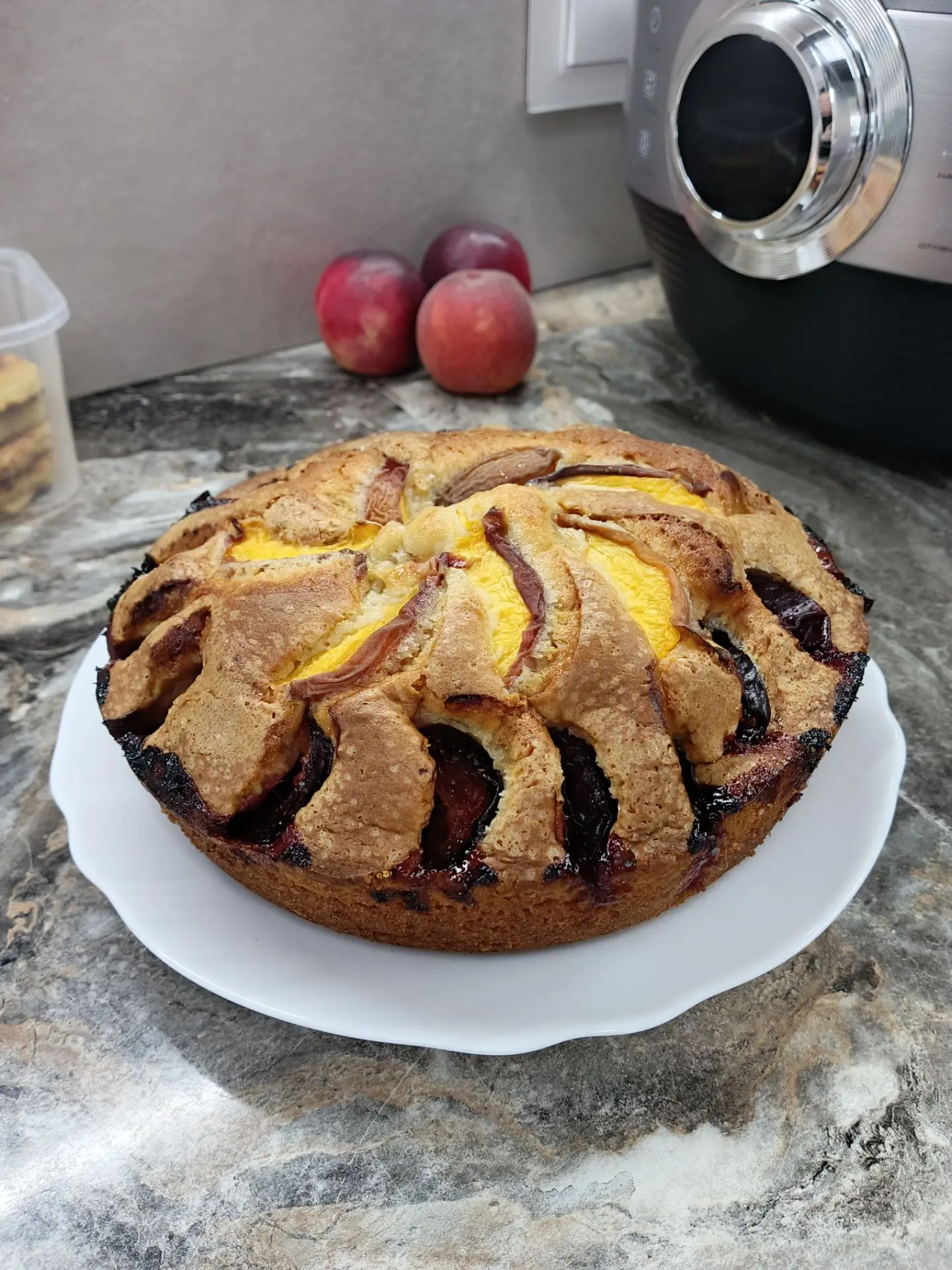 Очередной пирог готов! 🥧 В этот раз экспериментирую с начинкой: слива и персик. Обожаю...