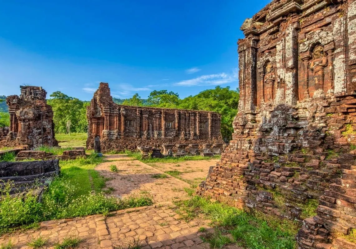 Храмовый комплекс Мишон, Вьетнам 🇻🇳  🔹 Мишон - храмовый комплекс в 30 км от Дананга, в прошлом выпол