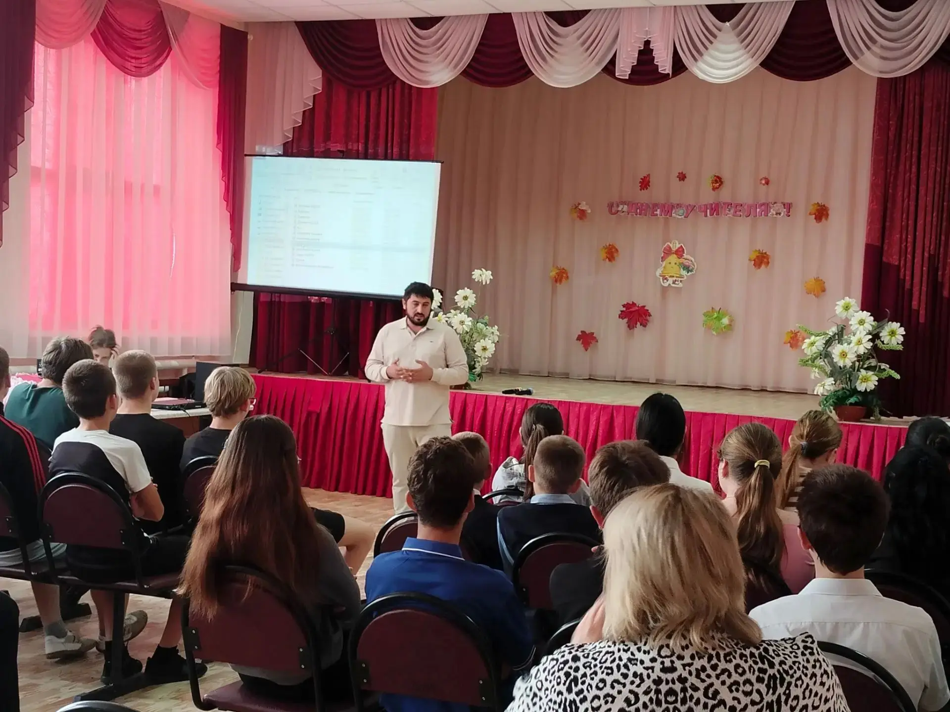 В школах регулярно проходят встречи с представителями полиции, комиссии по делам несове...
