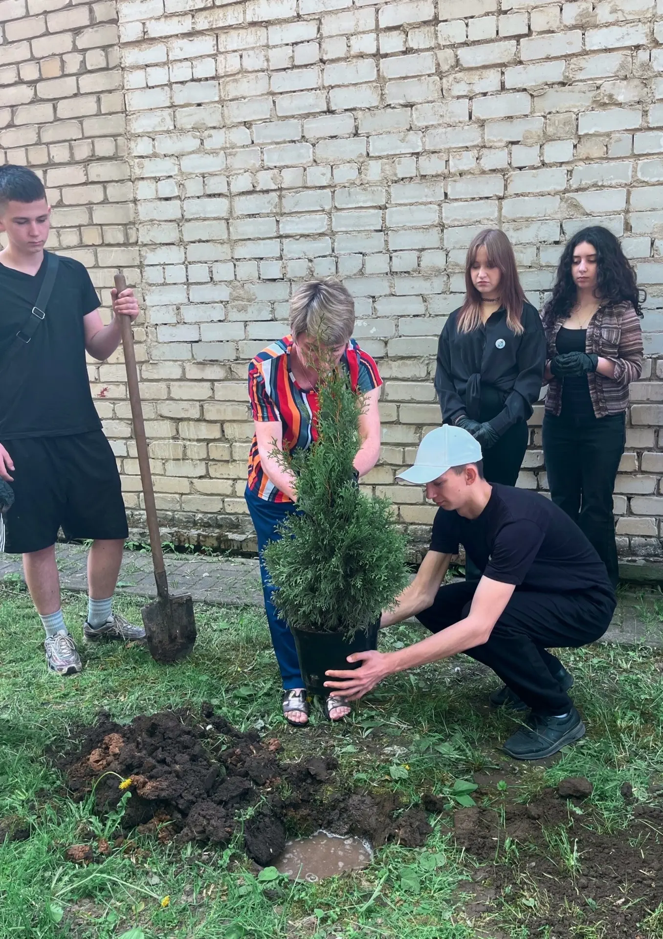Наши выпускники сделали подарок школе 🙏✨  Сегодня выпускные классы приняли участие в замечательной т