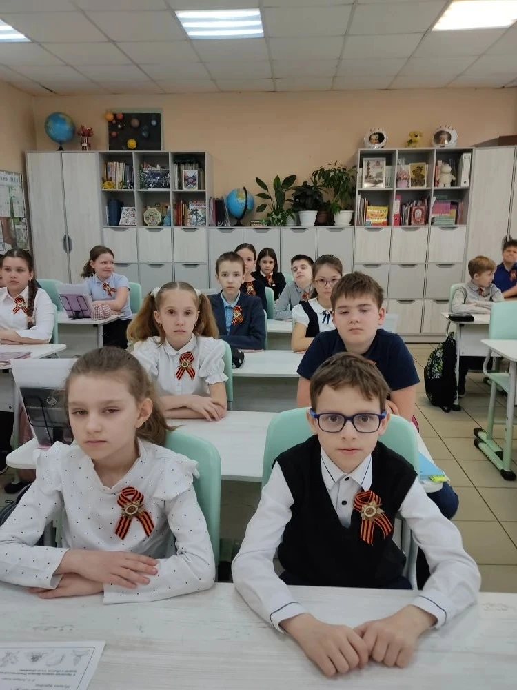 Акция "Георгиевская ленточка" проходит в нашей гимназии🏫 Начиная с церемонии поднятия государственно