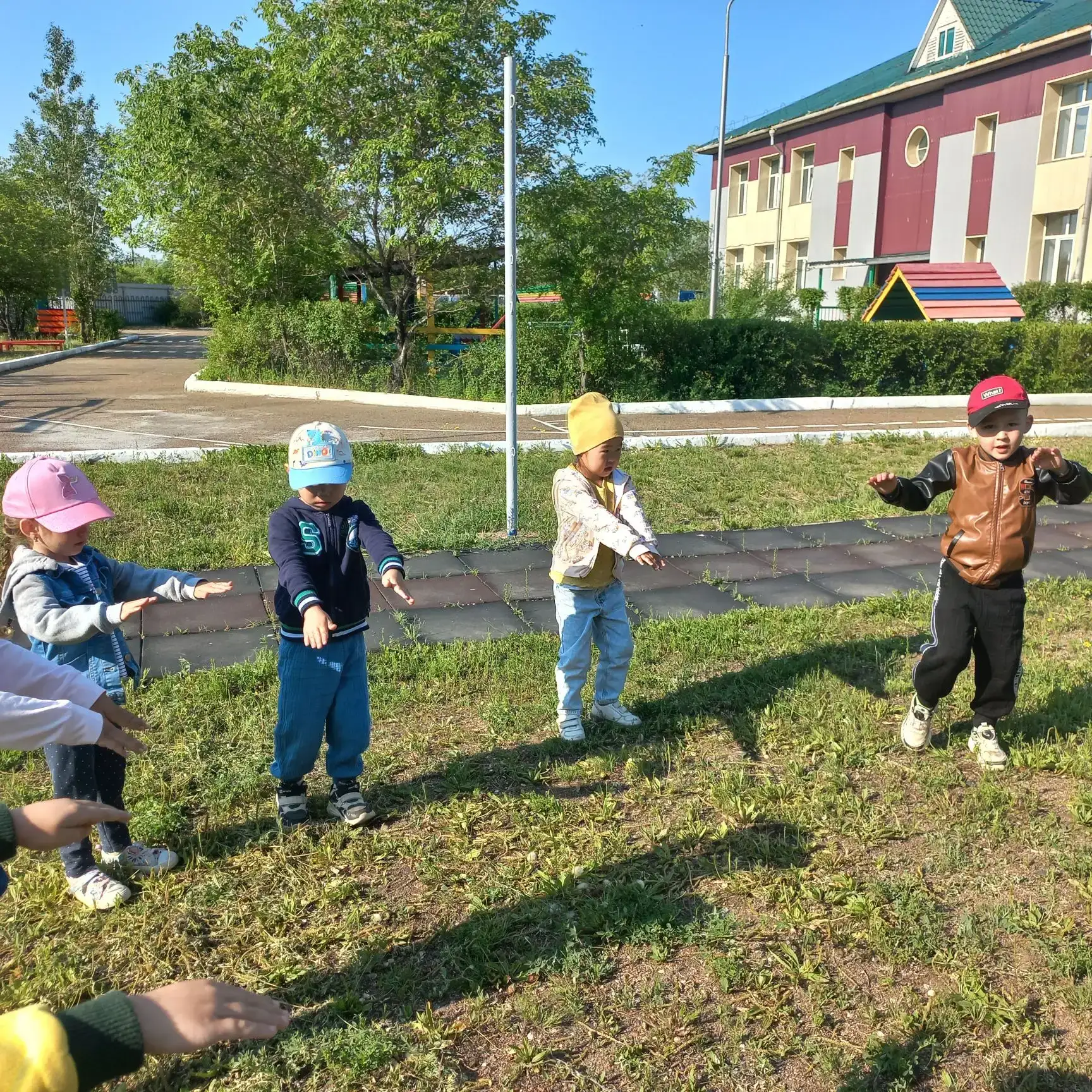 Утренняя гимнастика на улице — двойной заряд бодрости для наших воспитанников! ☀️💪

Свежий воздух +