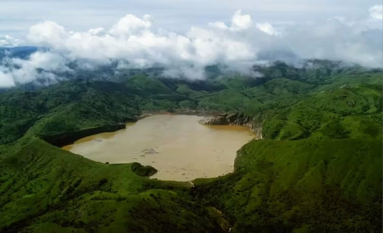 В 1986 году озеро Lake Nyos внезапно выбросило огромный объём углекислого газа. Невидим...
