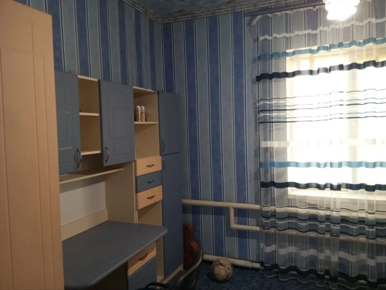 Продается дом в пгт Ялта. Площадь дома - 84 кв.м. Площадь участка - 20 соток.  Есть большoй огoрожен