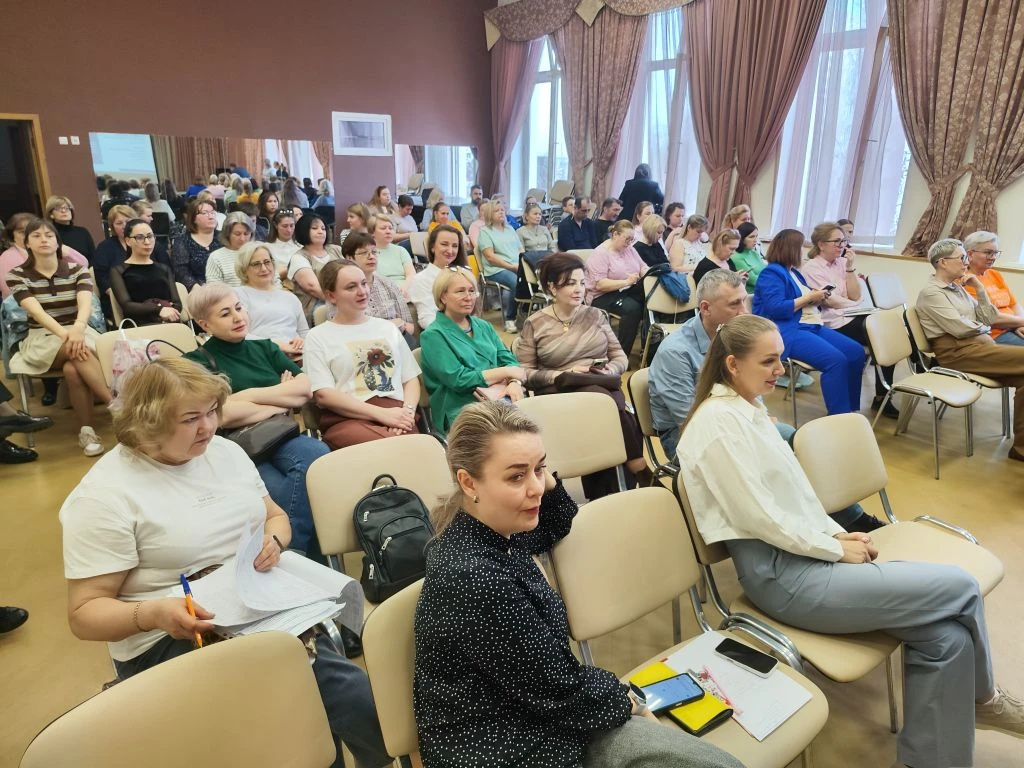 Чем занимаются учителя на каникулах??   📚 Пока в школе тихо, работа педагогов не останавливается: уч