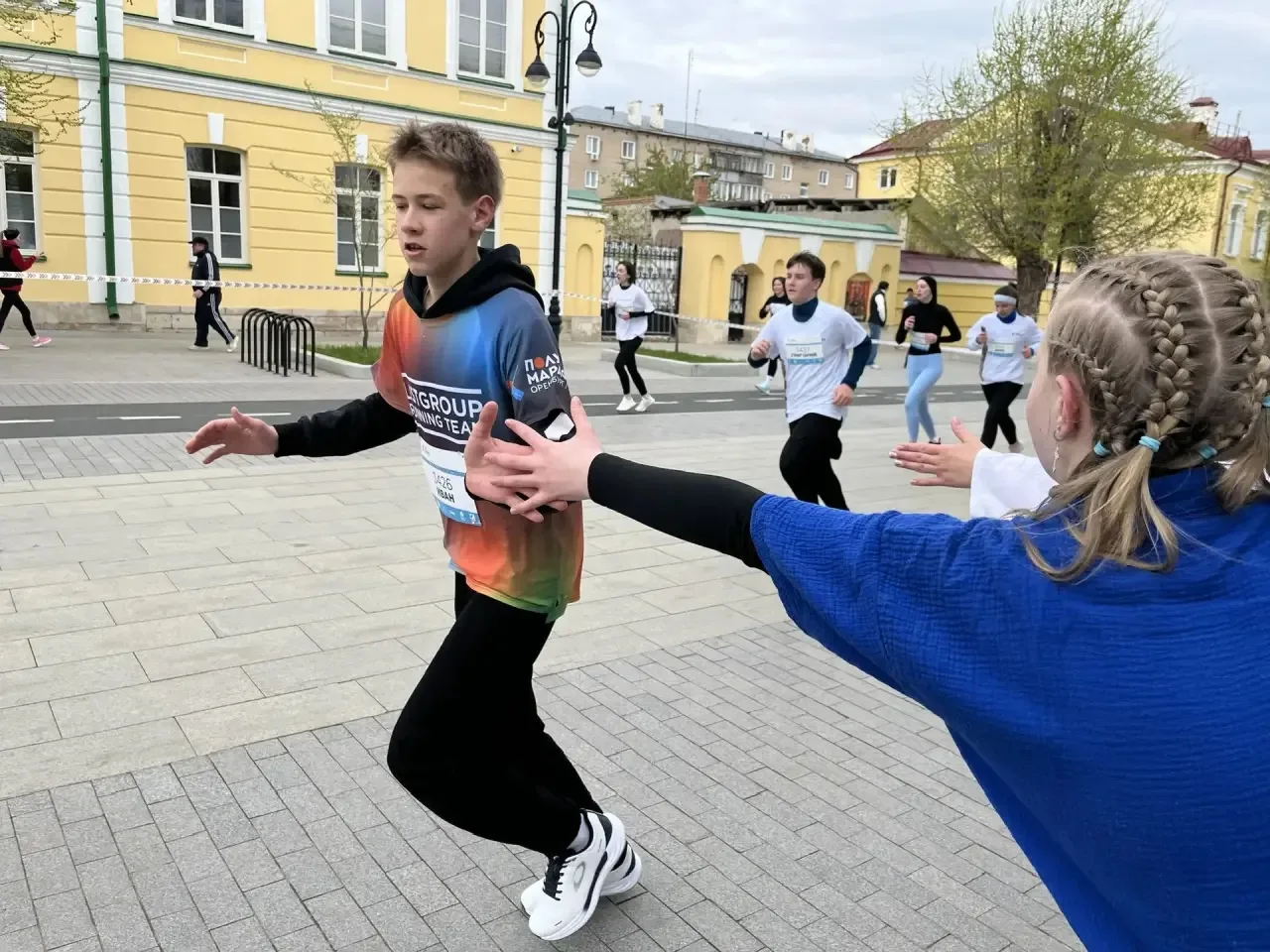 🏃‍♂️🎉 Наши болельщики — гордость полумарафона!  Сегодня на улице Советской царит невероятная атмосфе