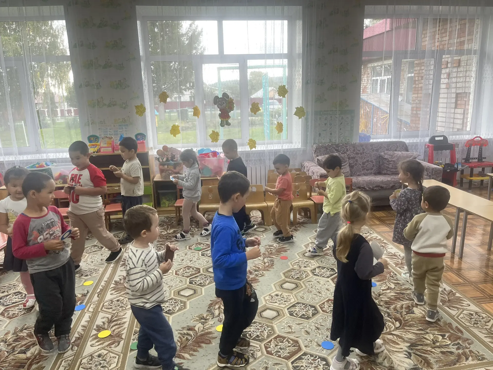 Подвижная игра «Цветные автомобили».