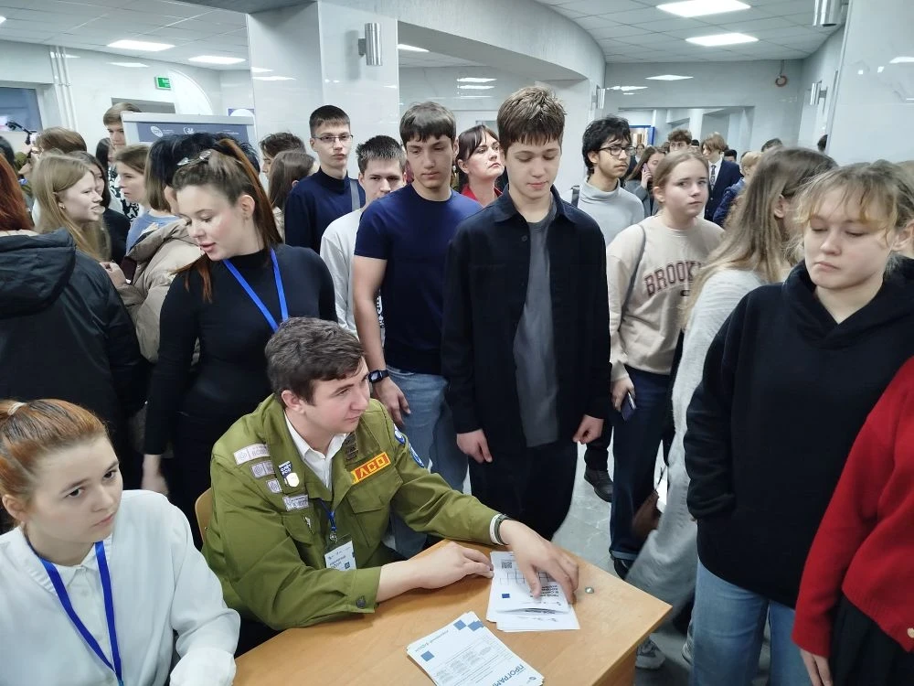 Ученики десятых-одиннадцатых классов нашей школы приняли участие в Карьерном форуме Республики Крым 