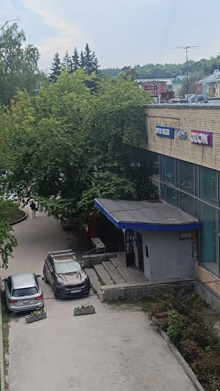 У почтового отделения 90 очень неудобный въезд в здание. Водителям приходится заходить внутрь пешком