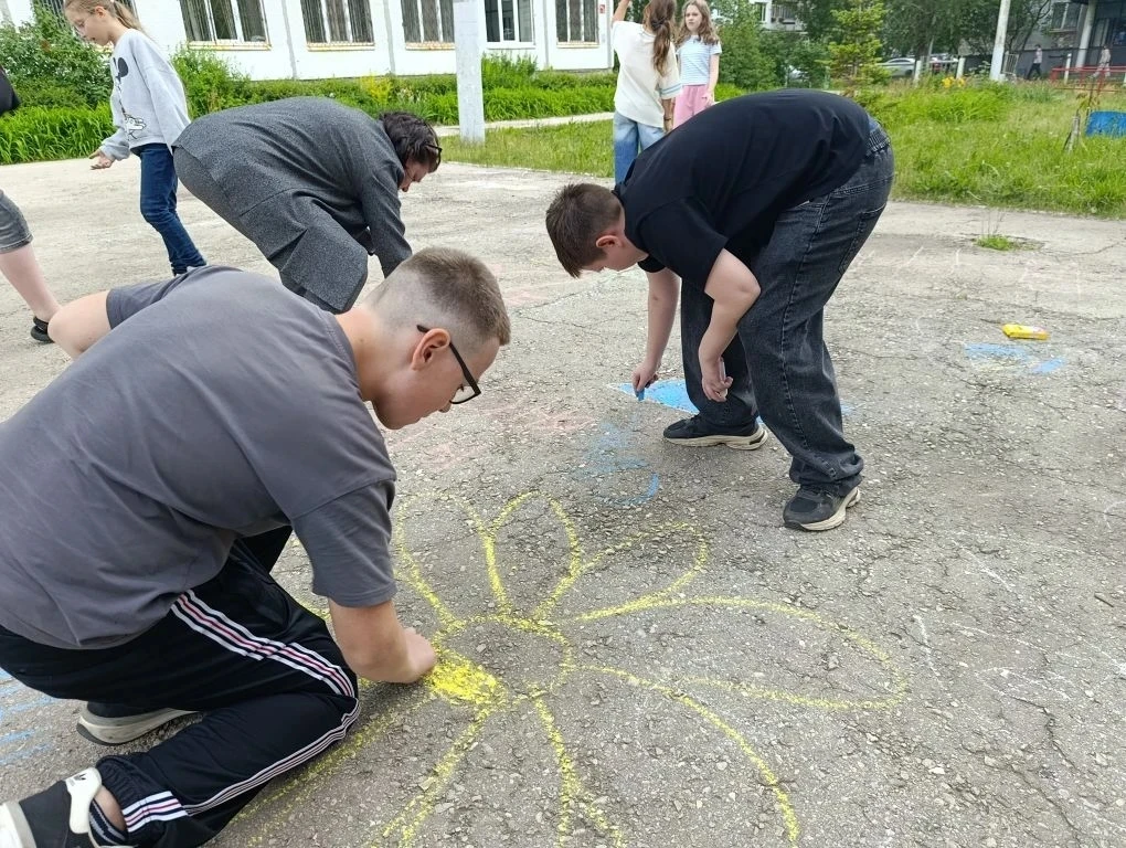 В первый же день работы школьного летнего лагеря 3 отряд (Ломова И.А., Карьгина И.А.) погрузились в 