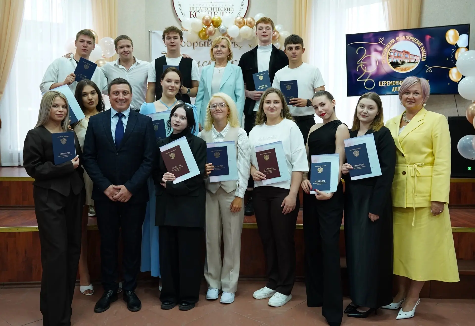 В Петрозаводском педагогическом колледже прошла церемония вручения дипломов. 
 
👏 Сегодня со студен