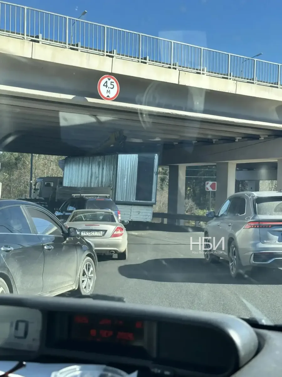 На выезде из Кашино в сторону Челябинского тракта фура застряла под мостом 😬