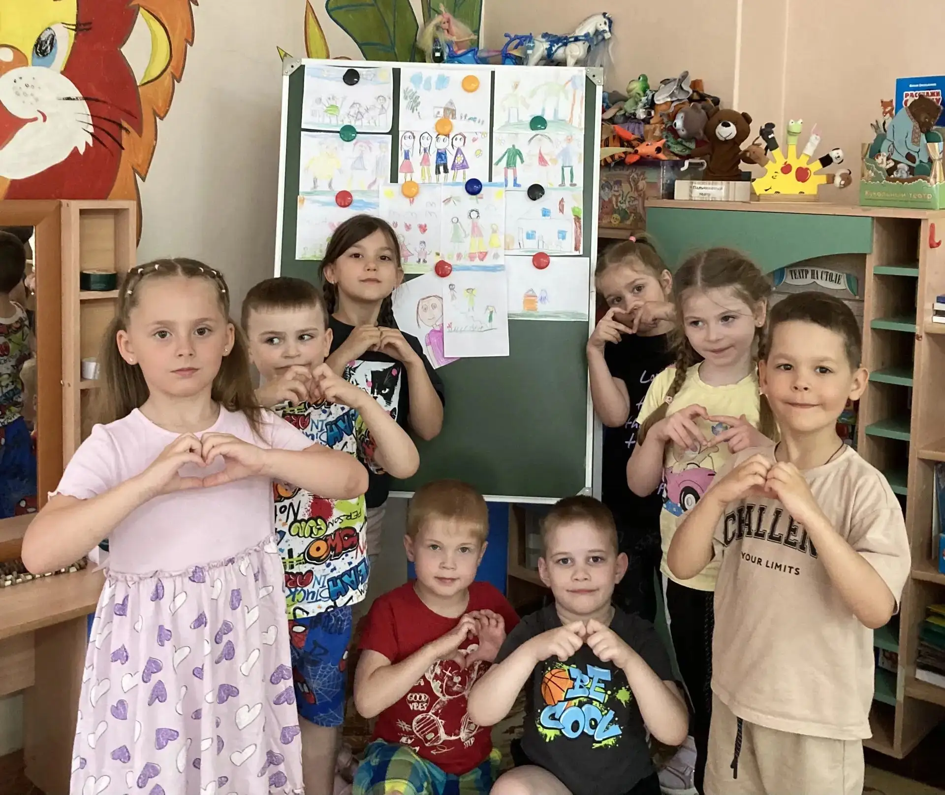 ✨Воспитанники старшей «А» и старшей «Б» групп организовали выставку рисунков «Моя семья» 👨‍👩‍👧
Ко