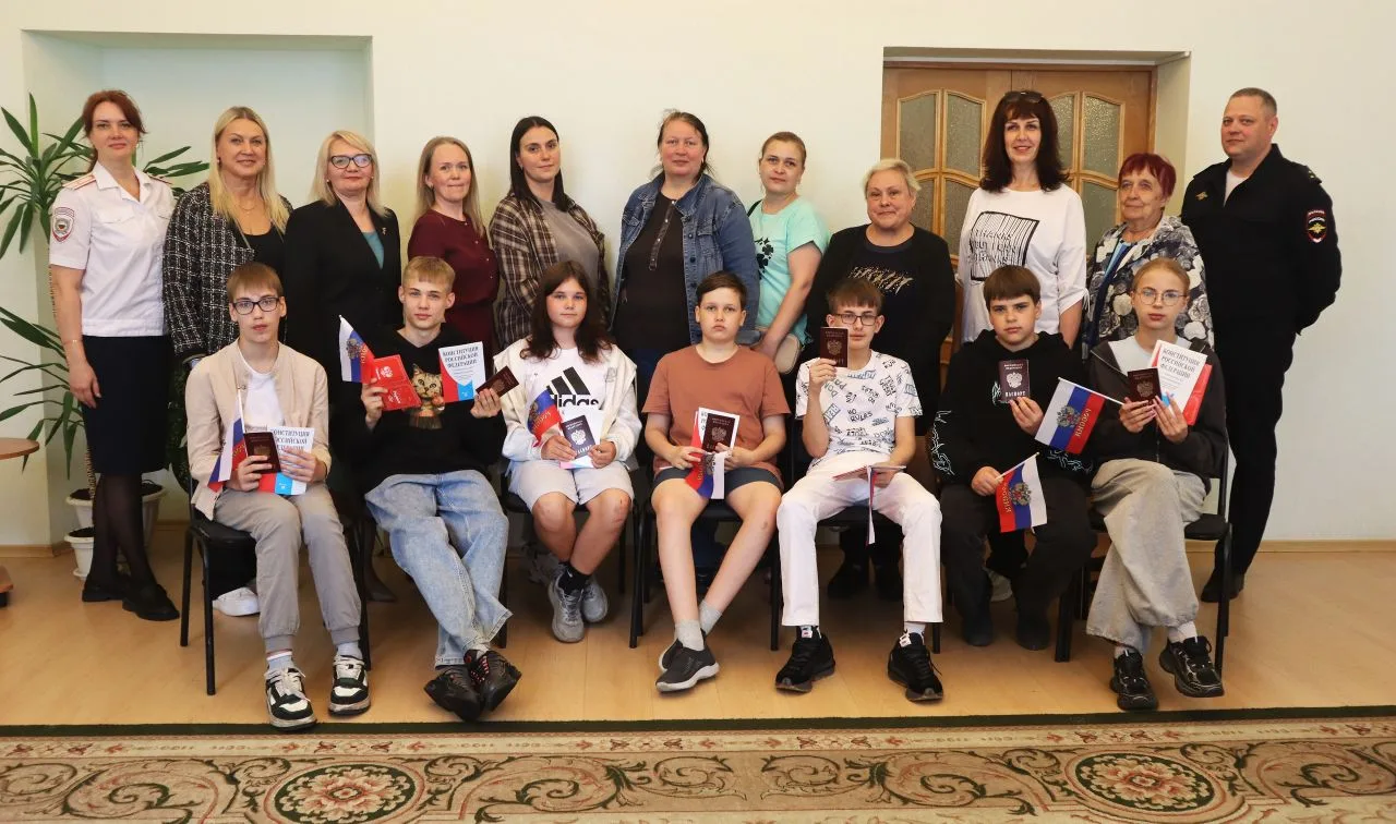 ЮНЫЕ СЕГЕЖАНЕ ПОЛУЧИЛИ ПАСПОРТА КО ДНЮ РОССИИ 

В Межрайонном отделе ЗАГС №4 г. Сегежи состоялось то
