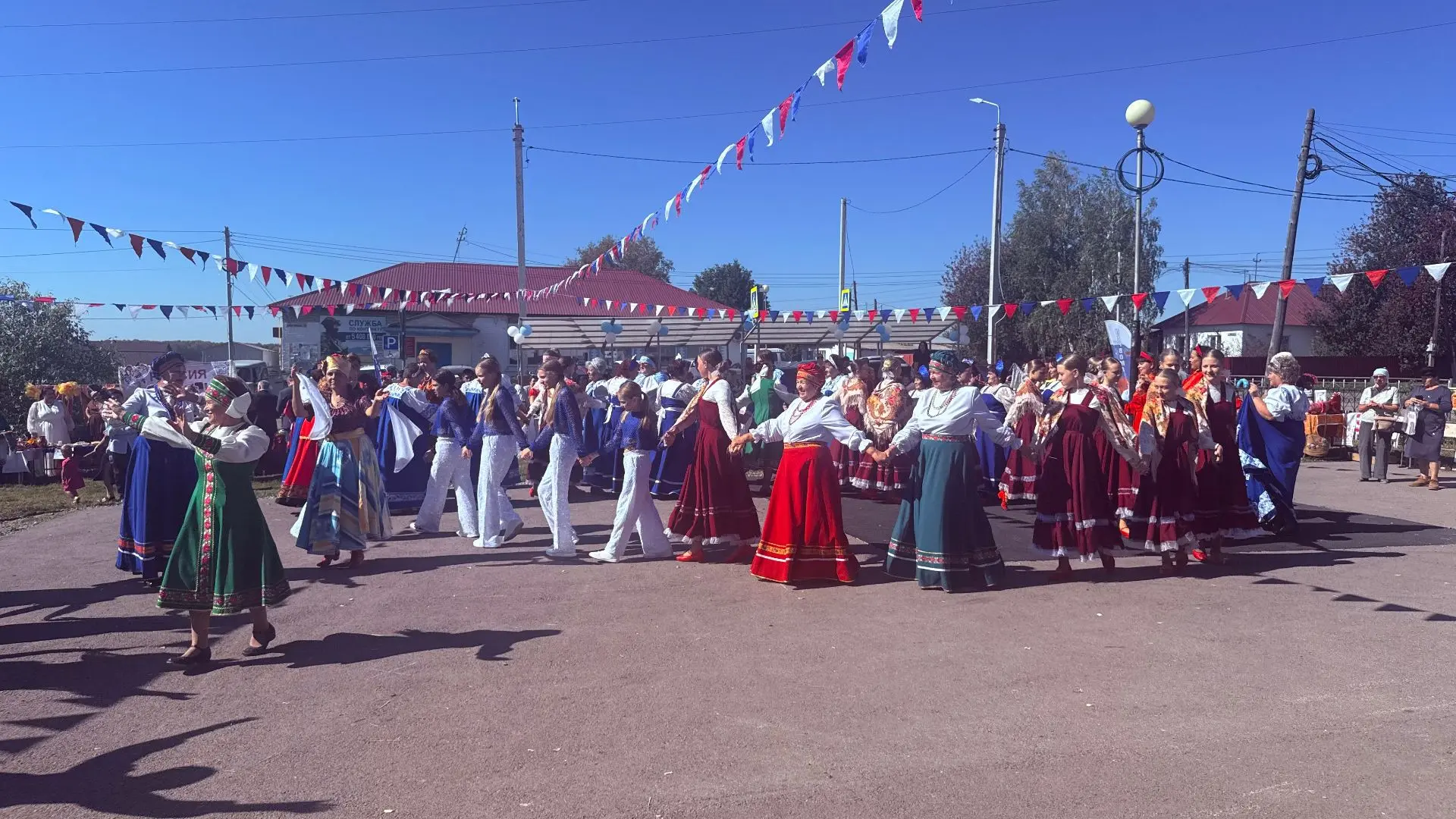 Собрался весь район!