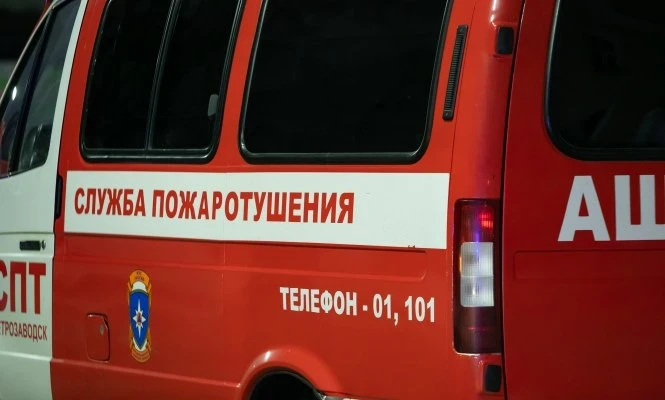 Трёх человек спасли при ночном пожаре в Петрозаводске.