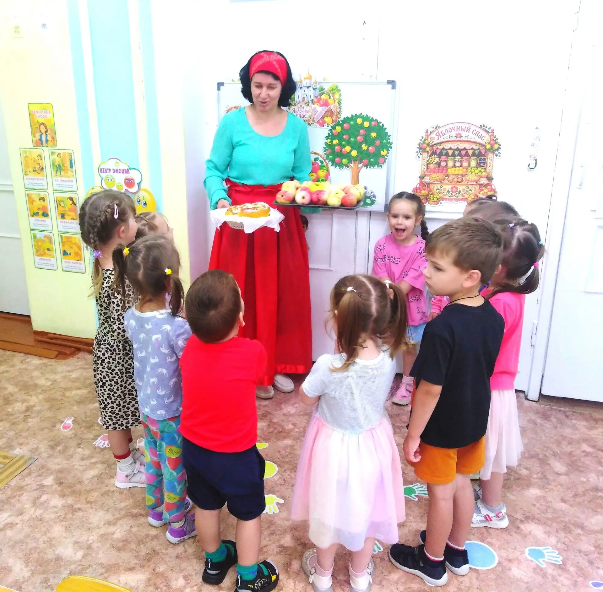 В средней группе "Веселые ребята" прошёл замечательный праздник, посвящённый Яблочному ...