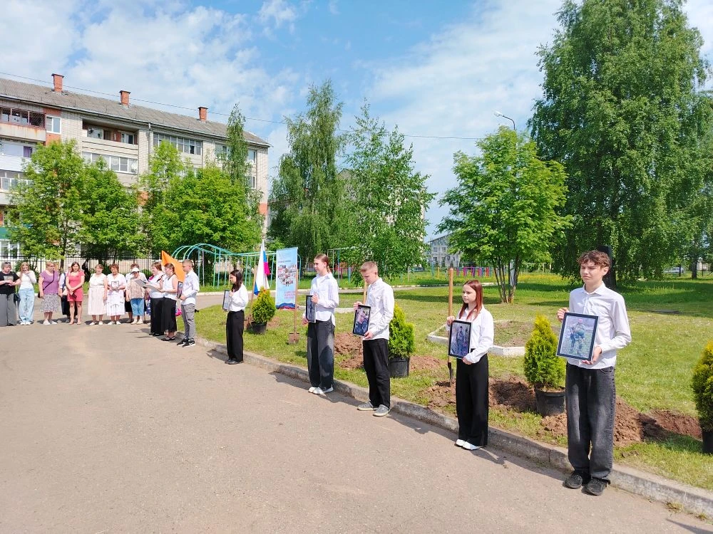 🕯️Аллея Героев: память, которая живёт.   🗓️ Сегодня, 22 мая, в центре образования «Средняя школа 8» 