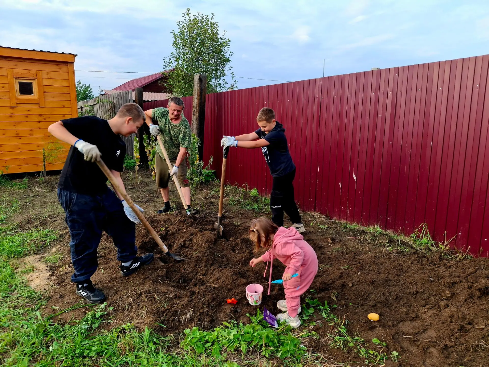 Когда брат с семьей приехали в гости 🥰 И, видимо, планировали отдохнуть 🏡 Но что-то п...