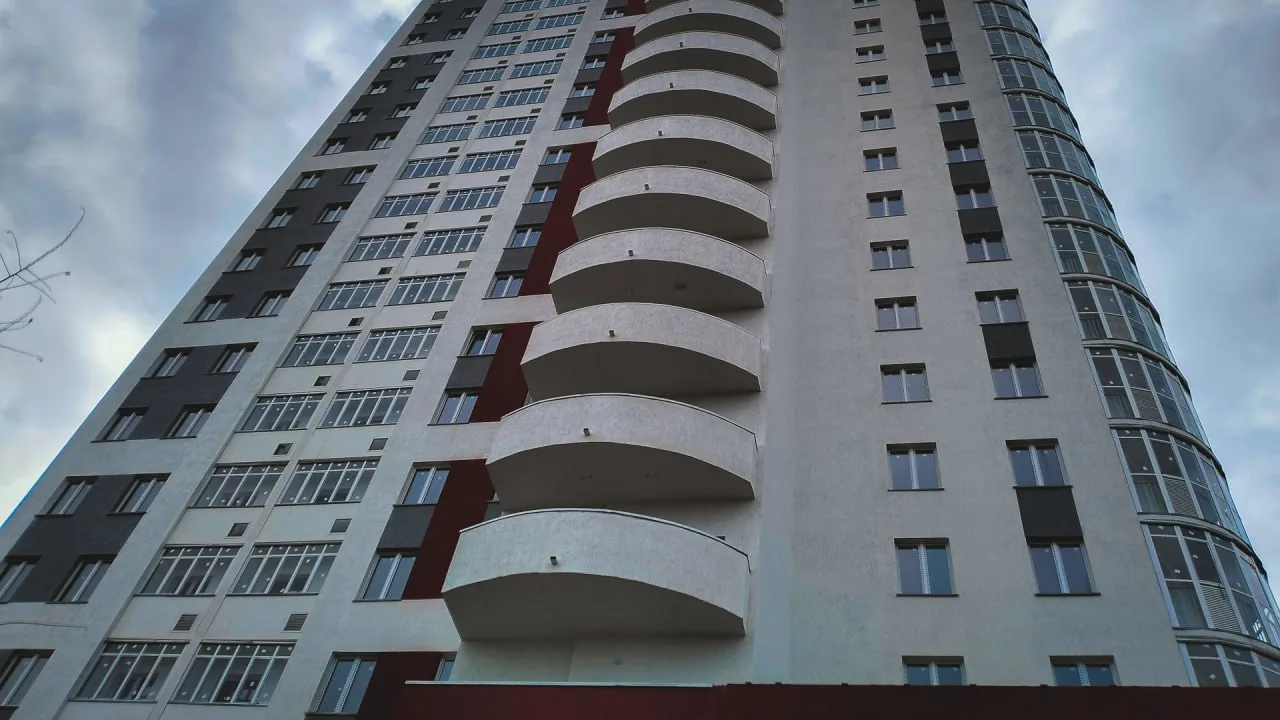 Утром 1 сентября возле дома на улице Щорса в Екатеринбурге нашли тело мужчины: им оказа...