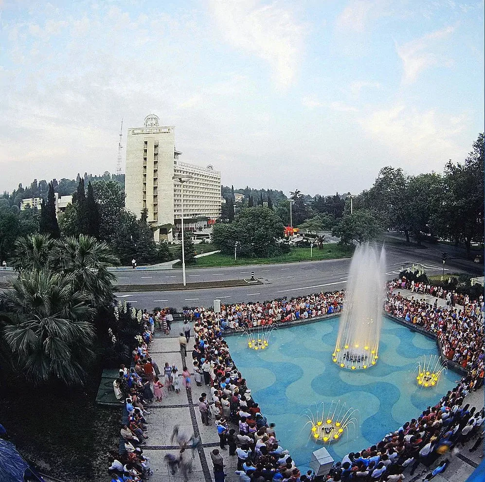 Поющие фонтаны возле гостиницы "Москва" в Сочи. 1987 год. Фото И.Зотин, В.Кожевников/ТАСС.