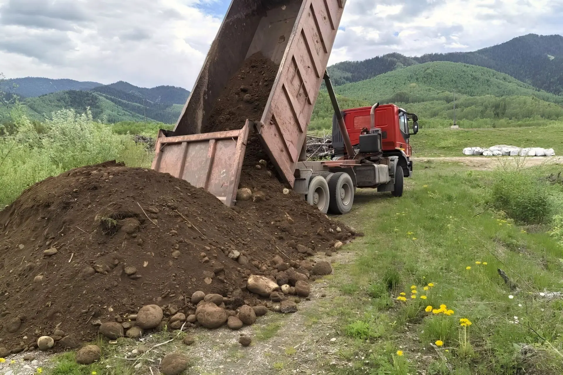 📌 Выполняется отсыпка гребня и верхового откоса гидротехнических сооружений