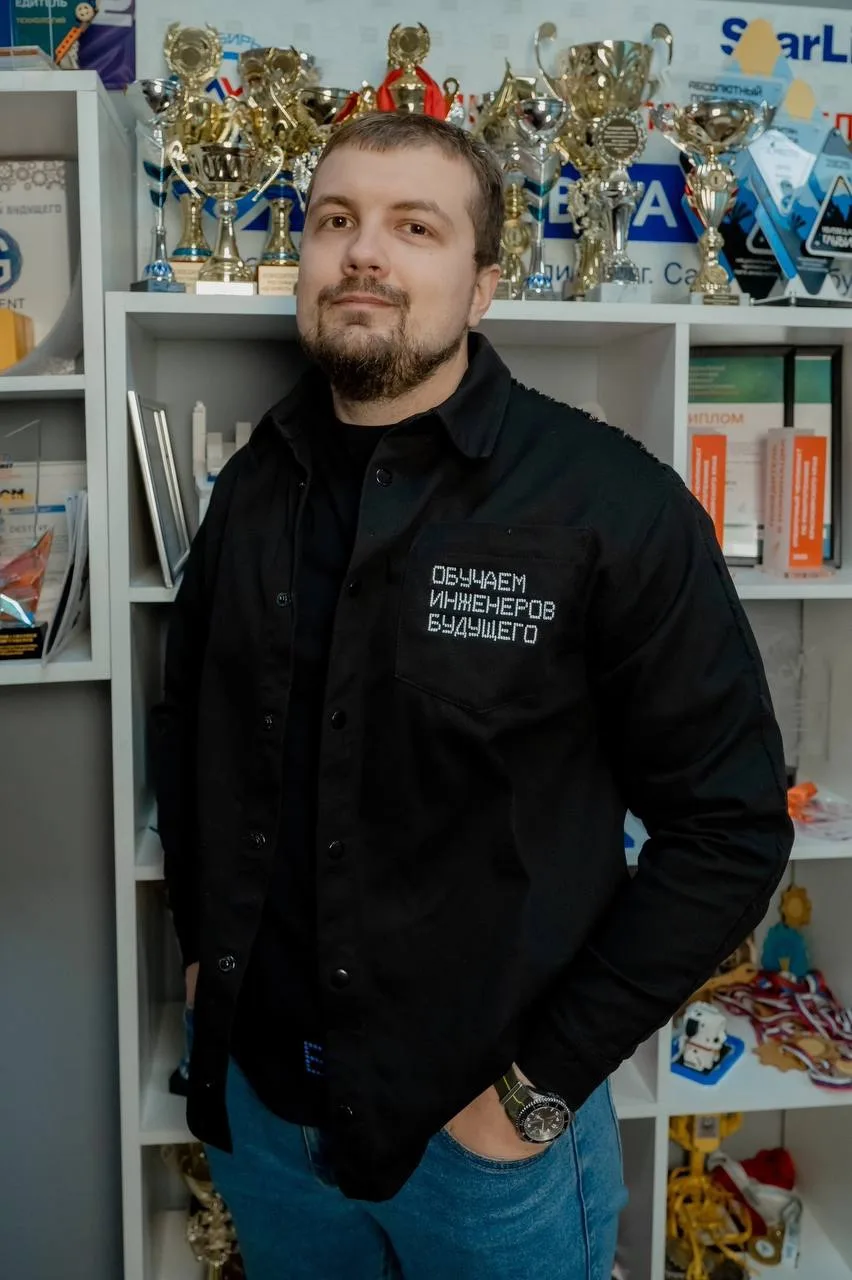 🤖 С днём рождения, повелитель кода и микросхем! 🎂
 
Сегодня праздник у нашего преподавателя робото