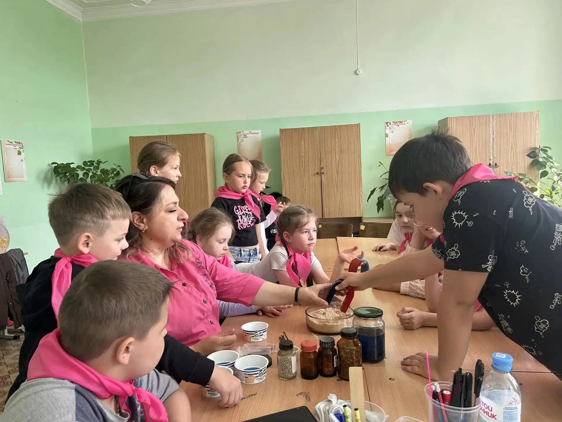 Хорошо отдыхать в дневном лагере при школе!

Около 500 юных североуральцев отдыхают в лагерях дневно