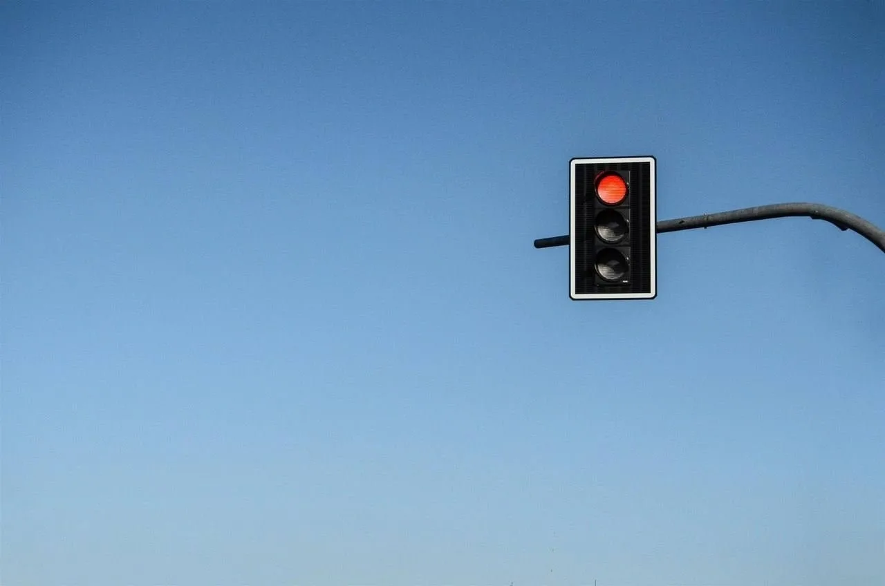 🚦⚡️Светофор сломался на перекрёстке в Южно-Сахалинске  Из-за технической неисправности не работает с