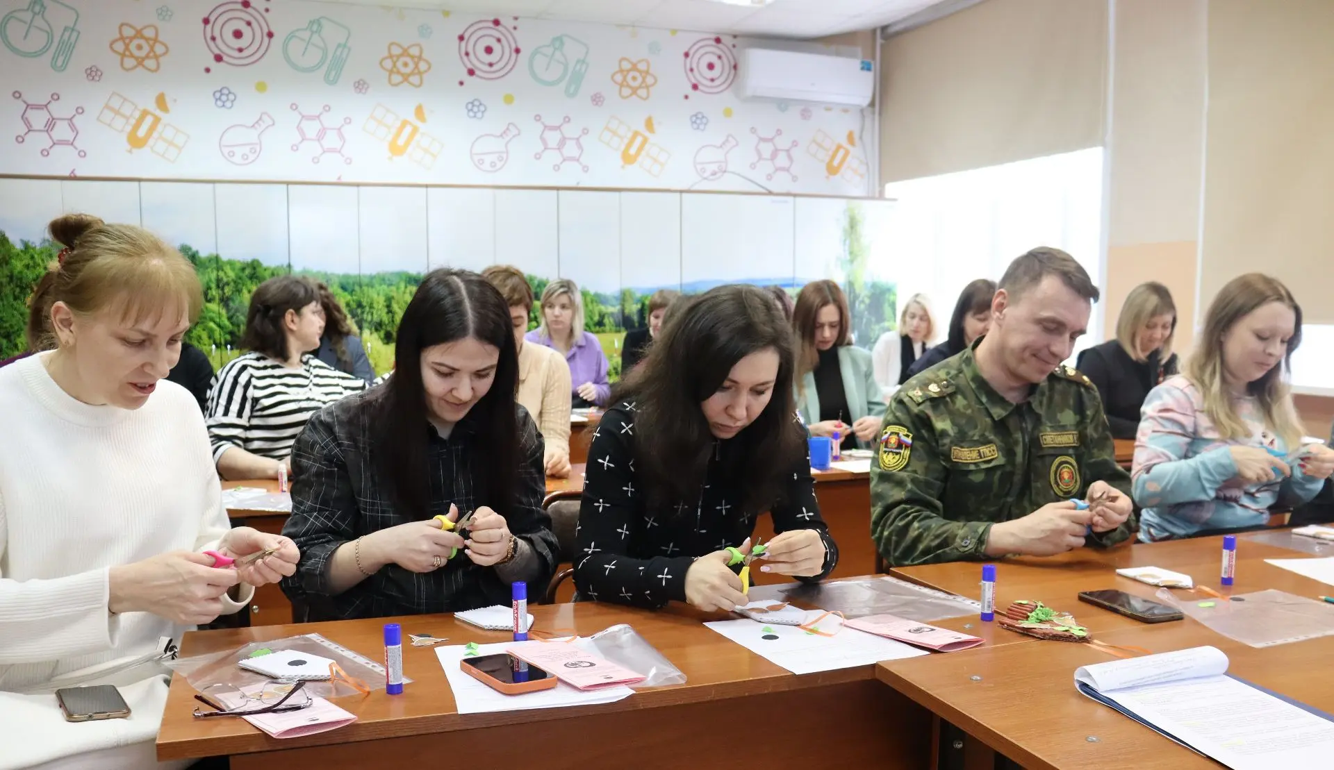 🙋Родители школьников попробовали себя в роли организаторов экологической акции    В центре «ЭкоСфера