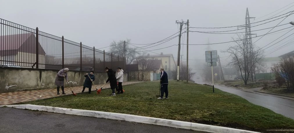 Сегодня в нашей гимназии прошел субботник! 🌿   Учителя активно приняли участие в уборке территории, 