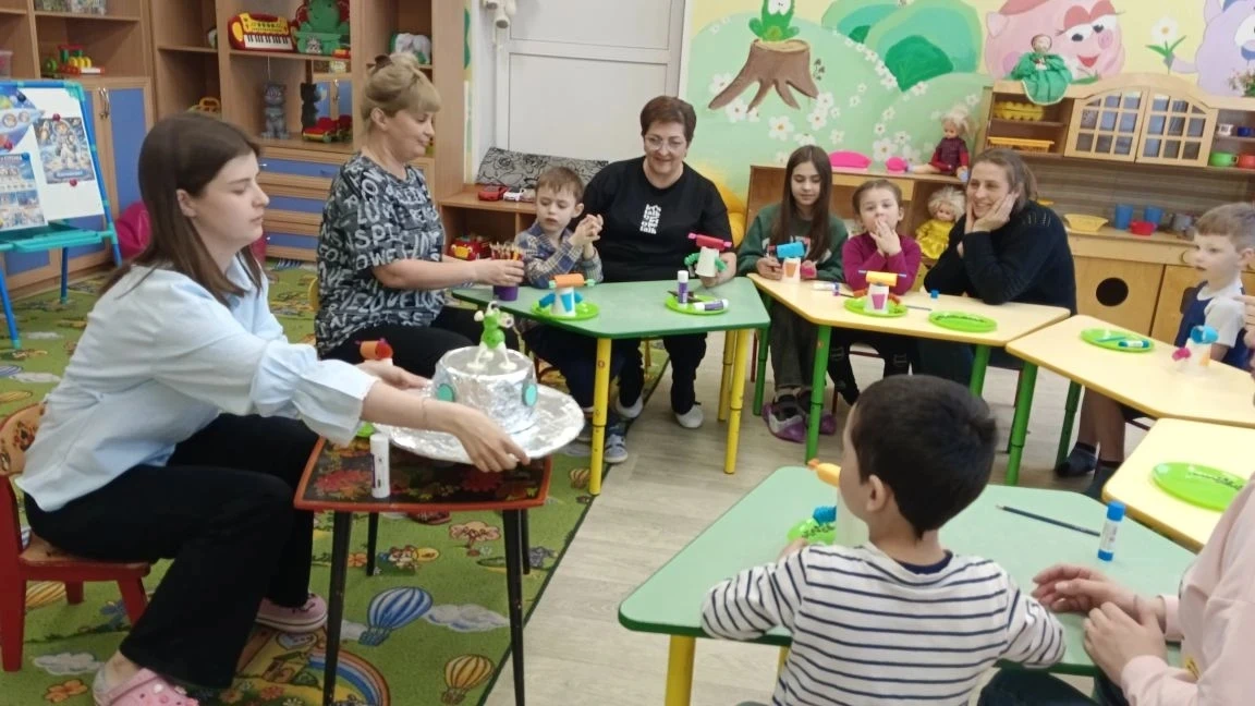В понедельник дошколята вместе с родителями отправились в удивительный мир космоса: их ...