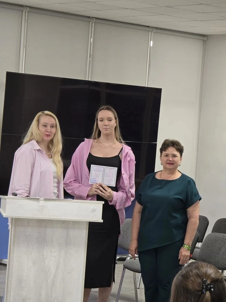Выпускница 9г класса, Павлова Ангелина, наряду с выпускным экзаменами в школе защитила ВКР в школе д