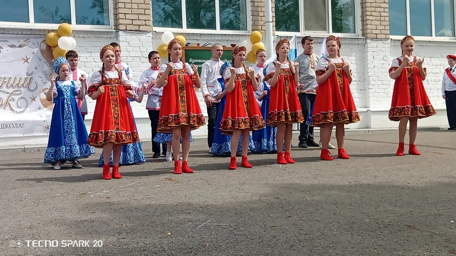 Последний звонок прозвенел! 🔔
 
🔸️Праздничная линейка началась с торжественного  поднятия Государс