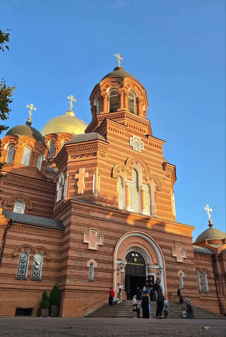 Духовенство Динского благочиния совершило молебен с акафистом у мощей блаженной Матроны...