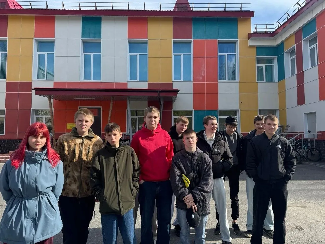 ЛЕТО С ПОЛЬЗОЙ: НАЧАЛО ТРУДОВЫХ БУДНЕЙ
 
С первого летнего каникулярного дня наши старшеклассники в 
