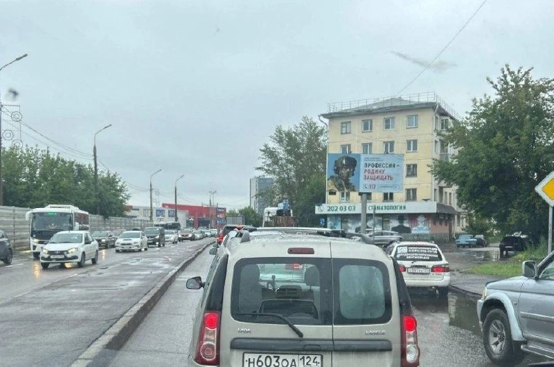 Сильные дожди вновь привели к проблемам для жителей Красноярска. В редакцию поступают сообщения о мн