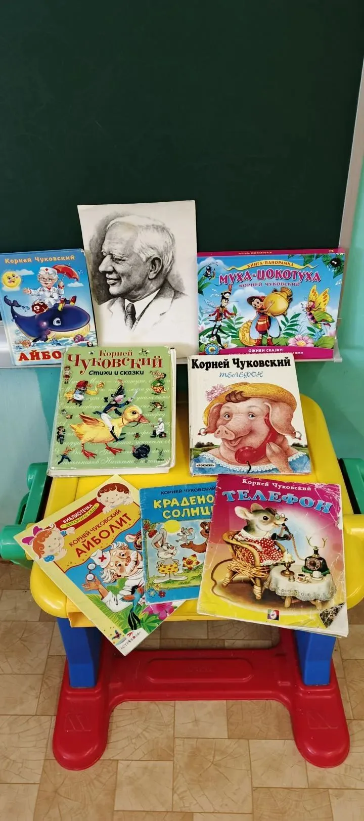 "Добрый дедушка Корней,
Сказками-
Почти столетие-
Развлекает малышей..."
Сегодня наша группа "Пчёлки
