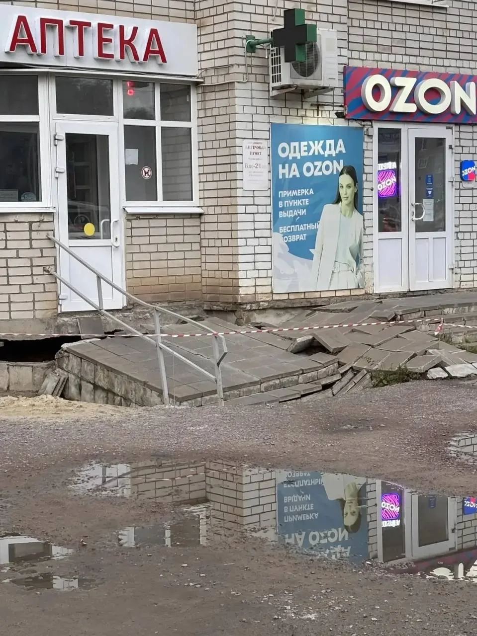 От подписчика:

«Во время дождей на перекрестке Рылеева/Б. Энтузиастов постоянно потоп. Результат мн