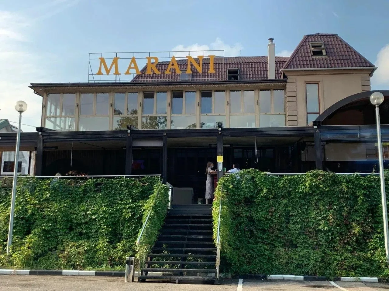 Охранников расстреляли на парковке ресторана «Марани» в подмосковной Жуковке.